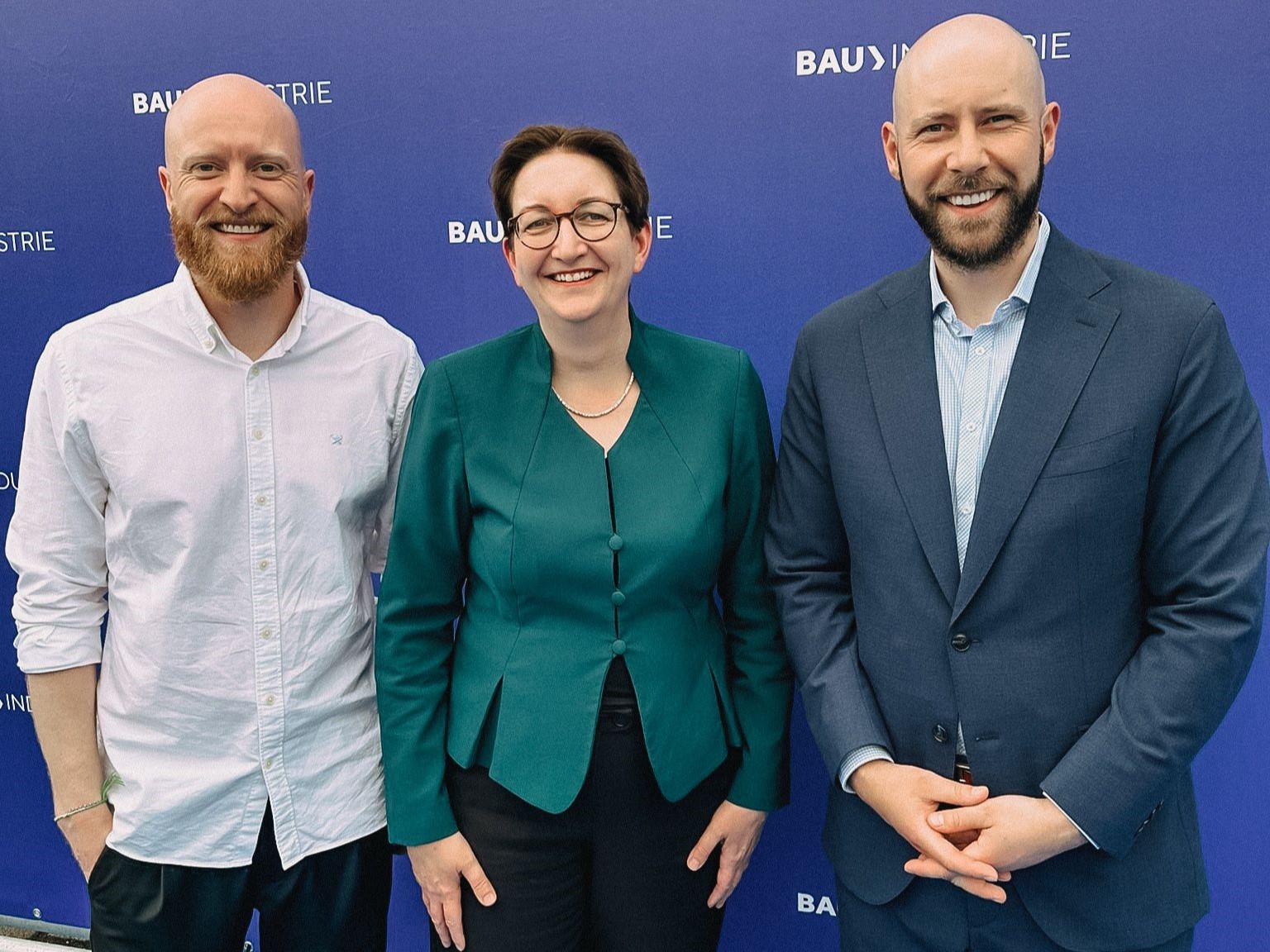 Einig bei der Reduzierung der CO2-Bilanz im Gebäudesektor: Bundesbauministerin Klara Geywitz mit den WALLROUND-Gründern Lukas Steinhilber und Henning von Oesen | BERLINboxx